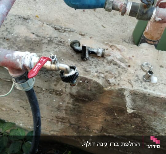 ברזים וצינורות מים עם מד מים פתוח